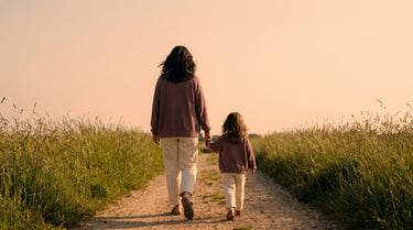 Madre e hija caminando